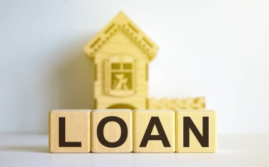 Küpler minyatür bir evin önünde 