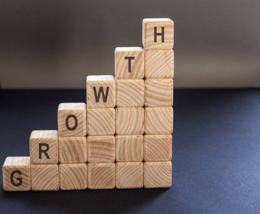 Tahta küp bloğundan yapılmış ahşap merdiven.