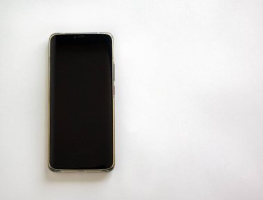 Siyah cep telefonu beyaz arka planda izole edilmiş. Resmi kavra.