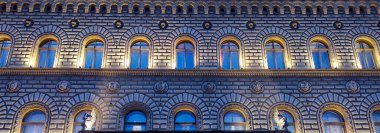 Apartman gecesi. Sancak biçimi.