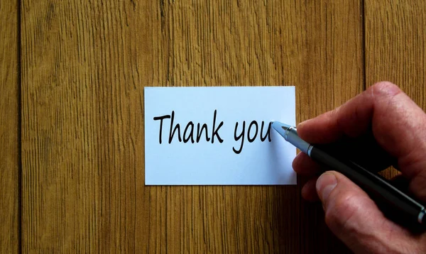 Männliche Hand Schreibt Das Wort Danke Auf Eine Weiße Karte — Stockfoto
