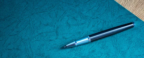 Długopis Leży Szmaragdowym Papierze Piękny Drewniany Stół — Zdjęcie stockowe