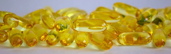 Жовті Вітамінні Таблетки Риб Ячий Жир Омега Вітамін Піллс Білому — стокове фото