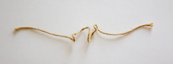 Небольшая веревка на белом фоне в теплом свете
.