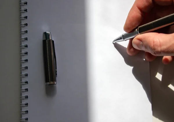 Cuaderno Dedos Trabajador Con Bolígrafo Sobre Una Mesa Blanca —  Fotos de Stock