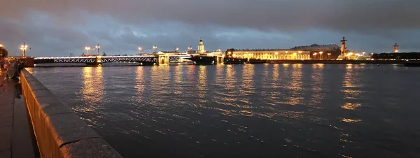 Красивый Вид Реку Плавучие Лодки Мост — стоковое фото