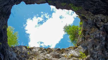 Bir mağaranın içinden dışarı bak..