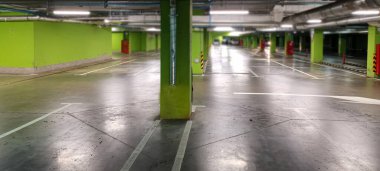 Boş yeraltı otoparkı, açık ve yeşil