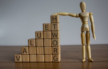 Ahşap kübik bloktan yapılmış ahşap merdiven. İnsan modelinin yanında 