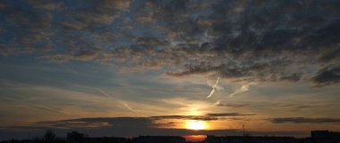 Güzel deniz manzarası. Doğanın bileşimi. Gökyüzü, gün batımı ve bulutlar.