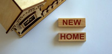 Tahta bloklar, minyatür evin yanında 