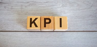 KPI sözcüğünü güzel, beyaz bir masa üzerindeki küp üzerinde kavramsallaştır..