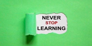 Yırtık yeşil kağıdın arkasında görünen 