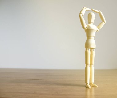 COVID-19 Pandemik Coronavirüs ve iş konsepti. Sıcak güneş ışığı altında bir adamın ahşap modeli. Yazıtın için boşluk.