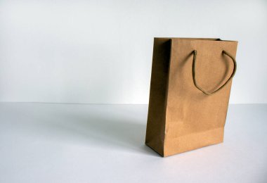 Güzel beyaz bir arkaplan üzerinde tek kullanımlık kese kağıdı, boşluğu kopyala.