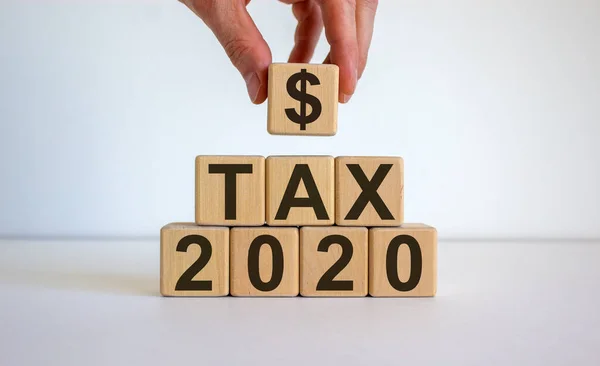 Mužská Ruka Umísťuje Kostku Dolarovou Značkou Pyramidu Textem Tax 2020 — Stock fotografie