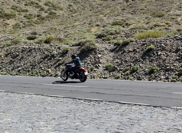 Motociclista Menina Uma Motocicleta Vai Uma Estrada Tenerife Espanha — Fotografia de Stock