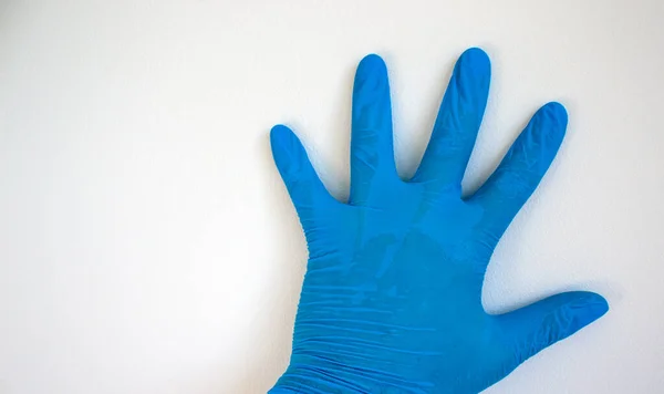 滅菌ブルーの手袋で医師の手 — ストック写真