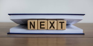 Güzel ahşap bir masanın üzerindeki bir kitabın sayfaları arasındaki ahşap dairelerde 