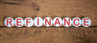 Tahta masadaki beyaz daireleri yeniden finanse etmek. Güzel arkaplan, kopyalama alanı.