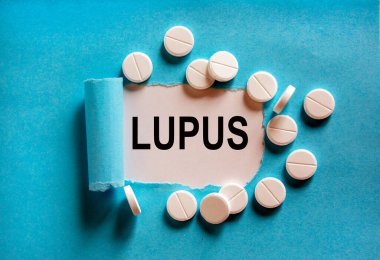 Yırtık mavi kağıdın arkasında 