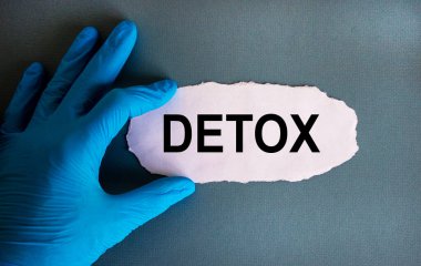 Beyaz küçük kağıtlı mavi eldiven verin. 