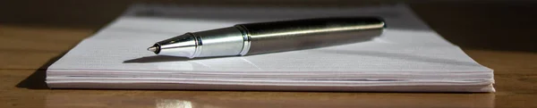 Biały Notatnik Długopis Pięknym Drewnianym Stole Ciepłe Światło Słoneczne — Zdjęcie stockowe