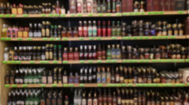 Alkol gösterisi arka planı bulanıklaştırdı. Süpermarketteki rafın bulanık arkaplanı.