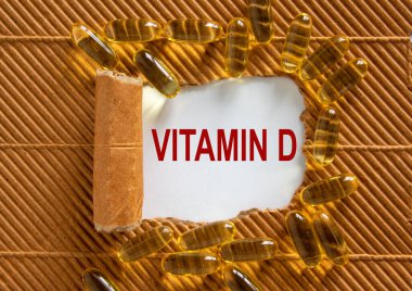 Yırtık kahverengi kağıdın arkasında 