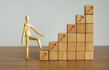 Tahta merdiven, tahta küp bloktan yapılmıştır. İnsan modelinin yanında ok işareti vardır..