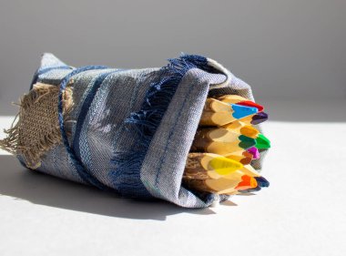 Ağaç dalında stilize edilmiş birkaç kalem. Beyaz arka planda izole edilmiş. Sıcak güneş ışığı.