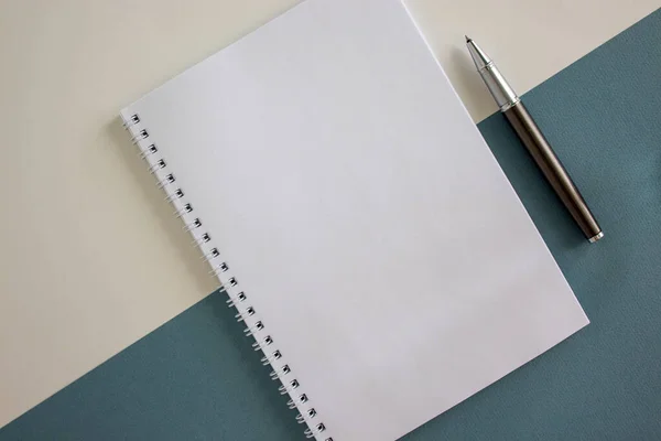 Cuaderno Pluma Sobre Hermoso Papel Azul Blanco Concepto Espacio Vacío —  Fotos de Stock