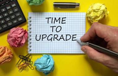 Posta ile yazma zamanı beyaz nota, güzel sarı arka plan, renkli ataçlar, metalik kalem, kapak ve hesap makinesi. İş konsepti.