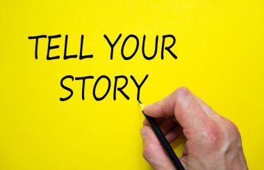 Sarı arka planda izole edilmiş, el yazısı 'hikayeni anlat'. İş konsepti.