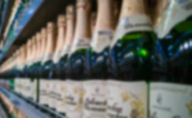 Süpermarketteki rafların soyut arkaplanı bulanık. Alkol vitrini arkaplanı bulanıklaştırdı.