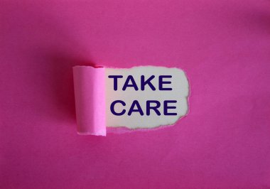 COVID-19 Pandemic Coronavirus konsepti. Yırtık pembe kağıdın arkasında 