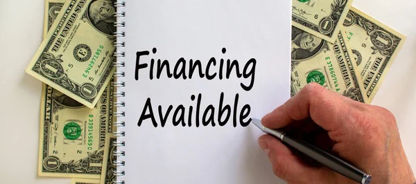 Mão Masculina Escrevendo Financiamento Disponível Nota Branca Fundo Branco Notas — Fotografia de Stock