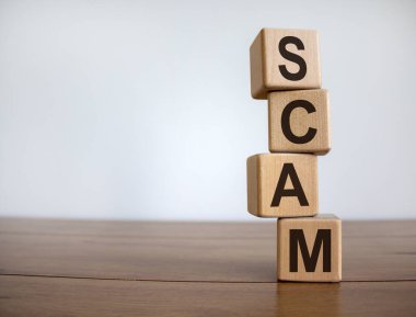 Güzel ahşap bir masadaki küp üzerinde 