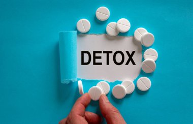 Yırtık mavi kağıdın arkasında 