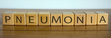 COVID-19 Pandemic Coronavirus konsepti. Üzerinde pnömoni yazan tahta küpler..