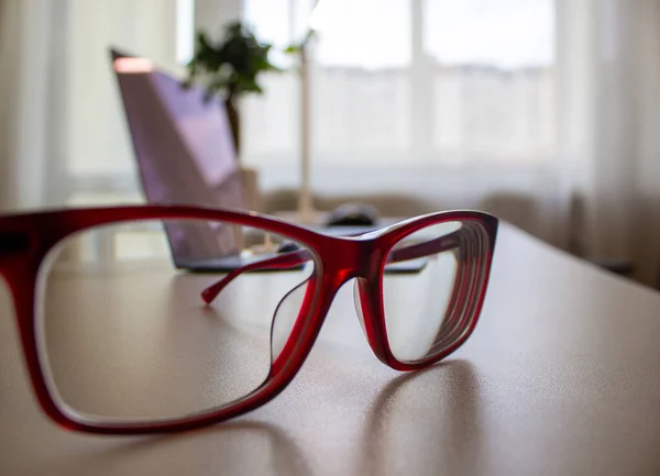 Vackra Glasögon Jobba Hemifrån Typisk Arbetsplats För Affärsman Som Arbetar — Stockfoto