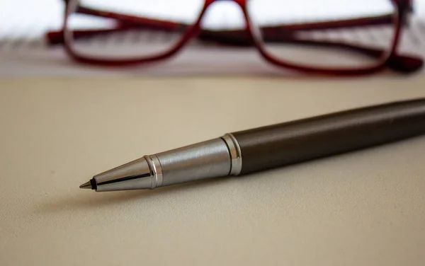 Bolígrafo Metal Hermosos Vasos Una Mesa Blanca Concepto Empresarial — Foto de Stock