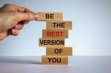 Başarı temeli konsepti. Erkekler ahşap kütüklerin üzerine ahşap bloklar koyarlar. 