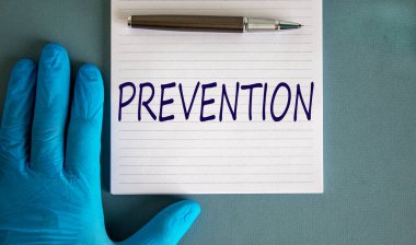 Mavi eldiven, kalem, üzerinde 