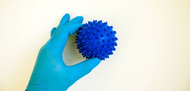 COVID-19 Pandemic Coronavirus konsepti. Doktor elinde koronavirüsün soyut bir modelini tutuyor. Eldivenli el. Boşluğu kopyala.