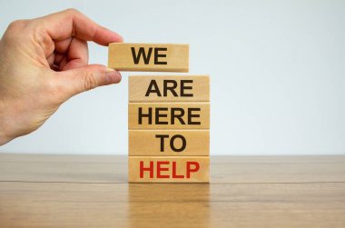 Başarı temeli konsepti. Erkekler ahşap kütüklerin üzerine ahşap bloklar koyarlar. 