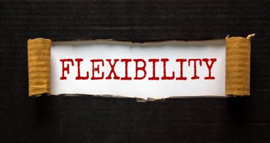 Yırtık siyah kağıdın arkasında 