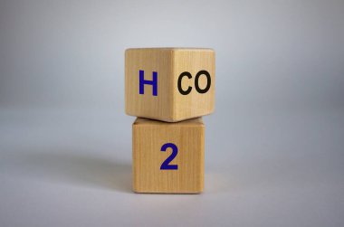 Yakıt hücreli araçlara geçin. Küp döndürüldü, CO2 ifadesini H2 'ye çevirdi. Güzel beyaz arka plan. Ekolojik kavram.