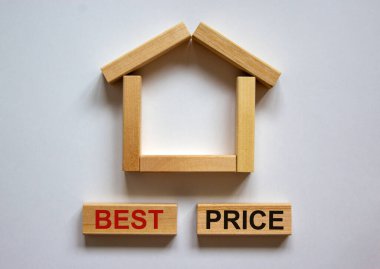 Tahta bloklar, ahşap bloklardan minyatür evin yanında 