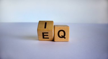 Tahta küplerde 'IQ' ifadesi 'EQ' ile 'Duygusal Zeka Miktarı' arasında fark var. Güzel beyaz arka plan. Kavram.